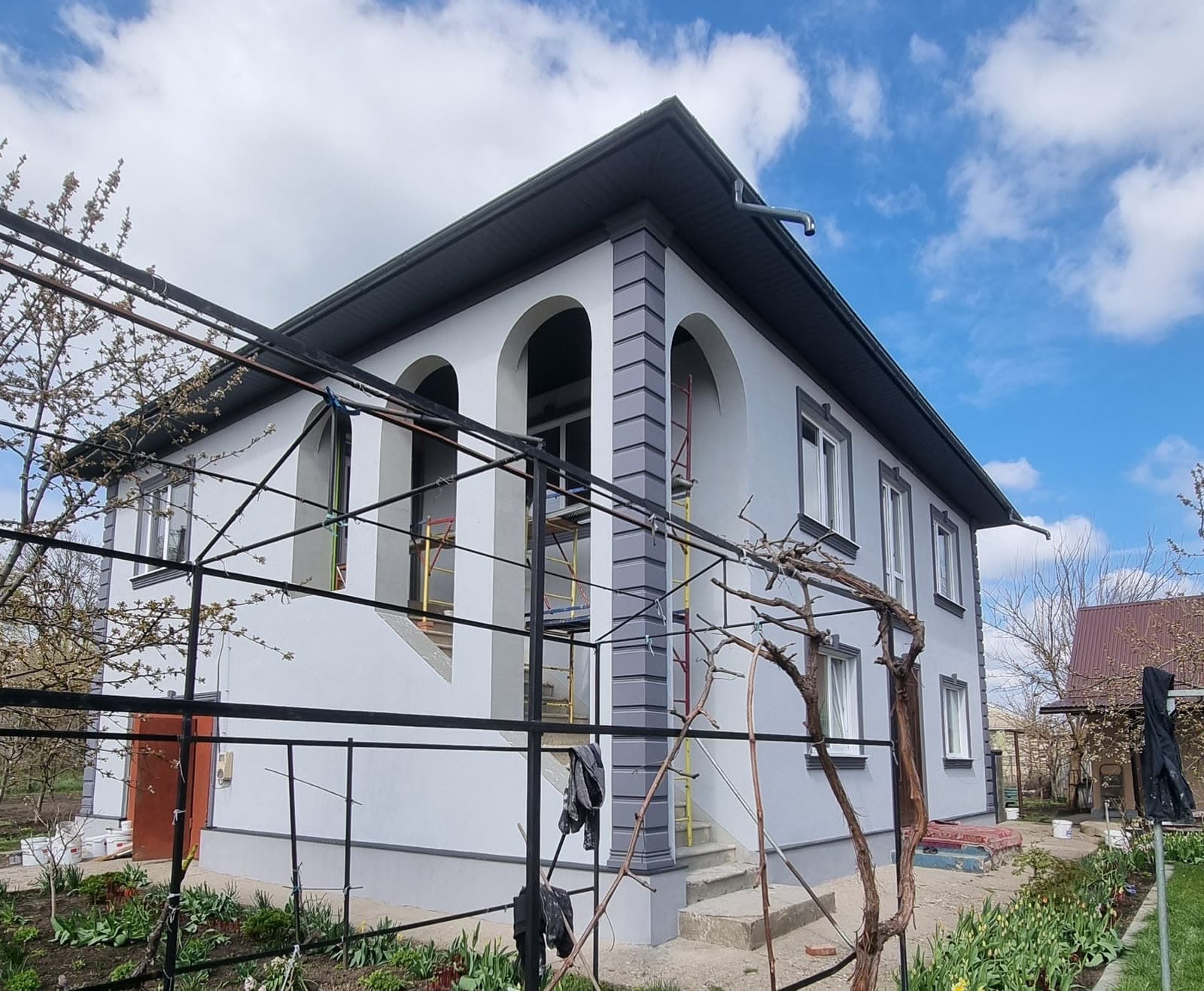 Bloc în reabilitare termică — fațadă în lucru pe schelă
